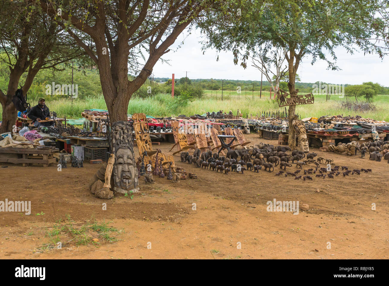Afrikanische Souvenirs und Momentos" auf der Anzeige und für den Verkauf außerhalb der Eingangstor in Madikwe Game Reserve Nordwest Provinz, Südafrika Stockfoto