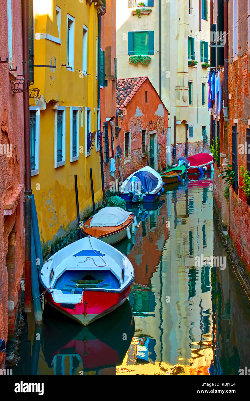 Perspektive der venezianischen Kanal mit angelegten Boote, Venedig, Italien Stockfoto
