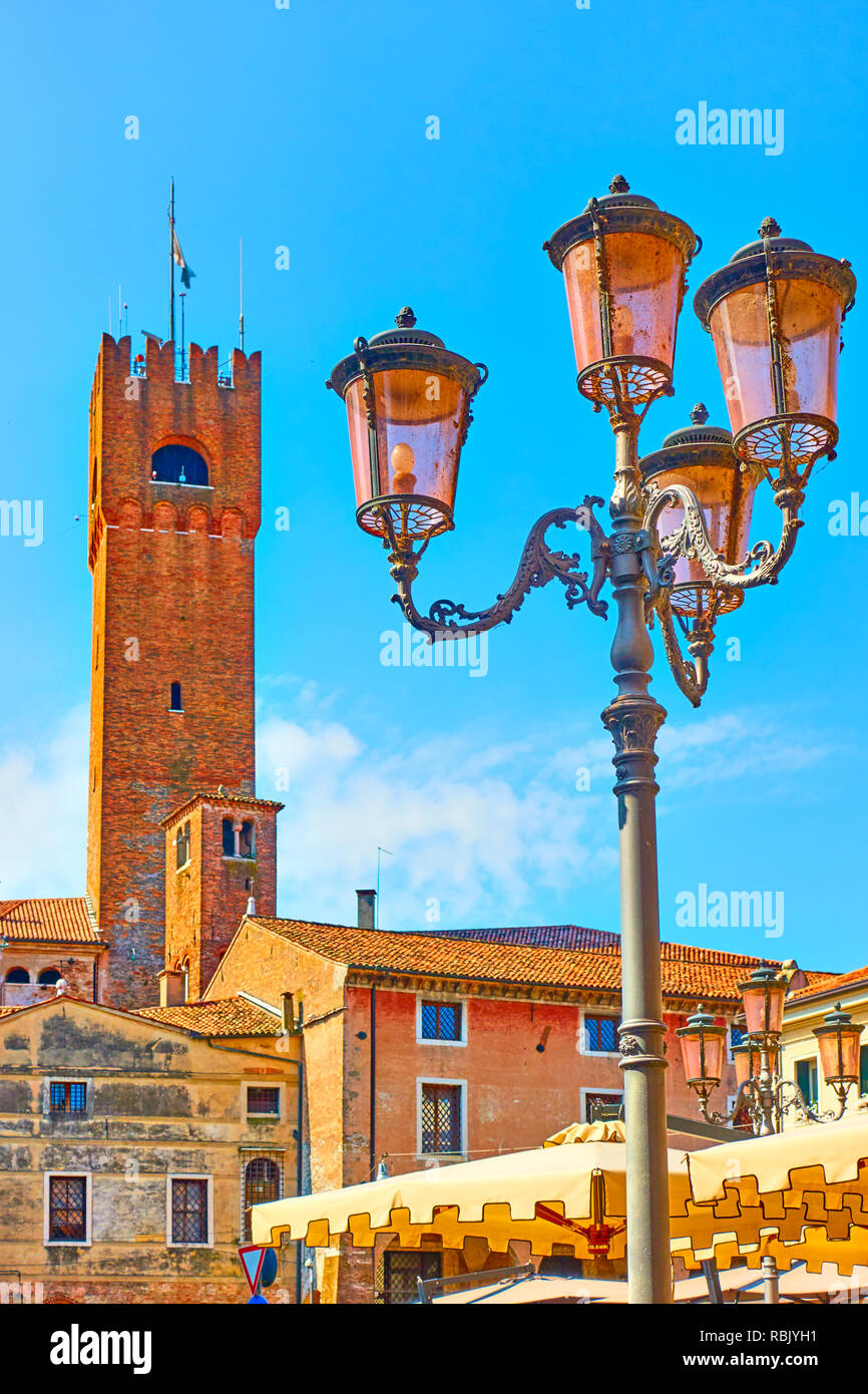 Alte straße Laterne und Civic Tower im Hintergrund von Treviso, Venetien, Italien Stockfoto