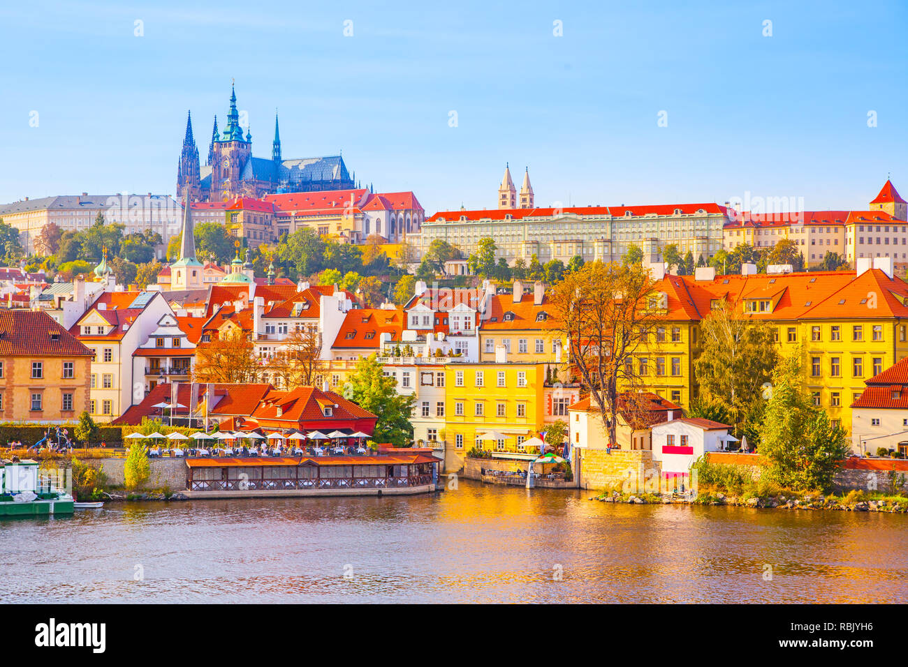 Die Vew der Waterfront und Burg (Hradschin) in Prag, Tschechische Republik Stockfoto