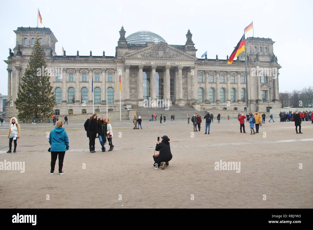 Berlin, Deutschland - 28 Dezember, 2018: Die Menschen auf dem Platz vor dem deutschen Parlament. Europa. Stockfoto