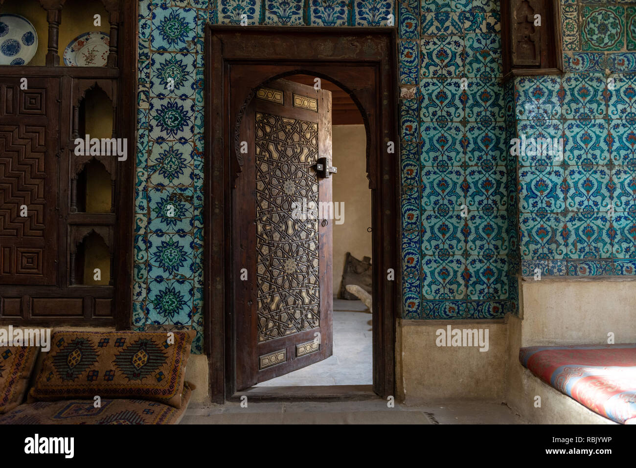 Schöne verzierte Holztür und Innenraum im Bayt Al-Suhaymi, Haus der Suhaymi, ist eine alte osmanische Ära House Museum in das islamische Kairo, Ägypten. Es Stockfoto