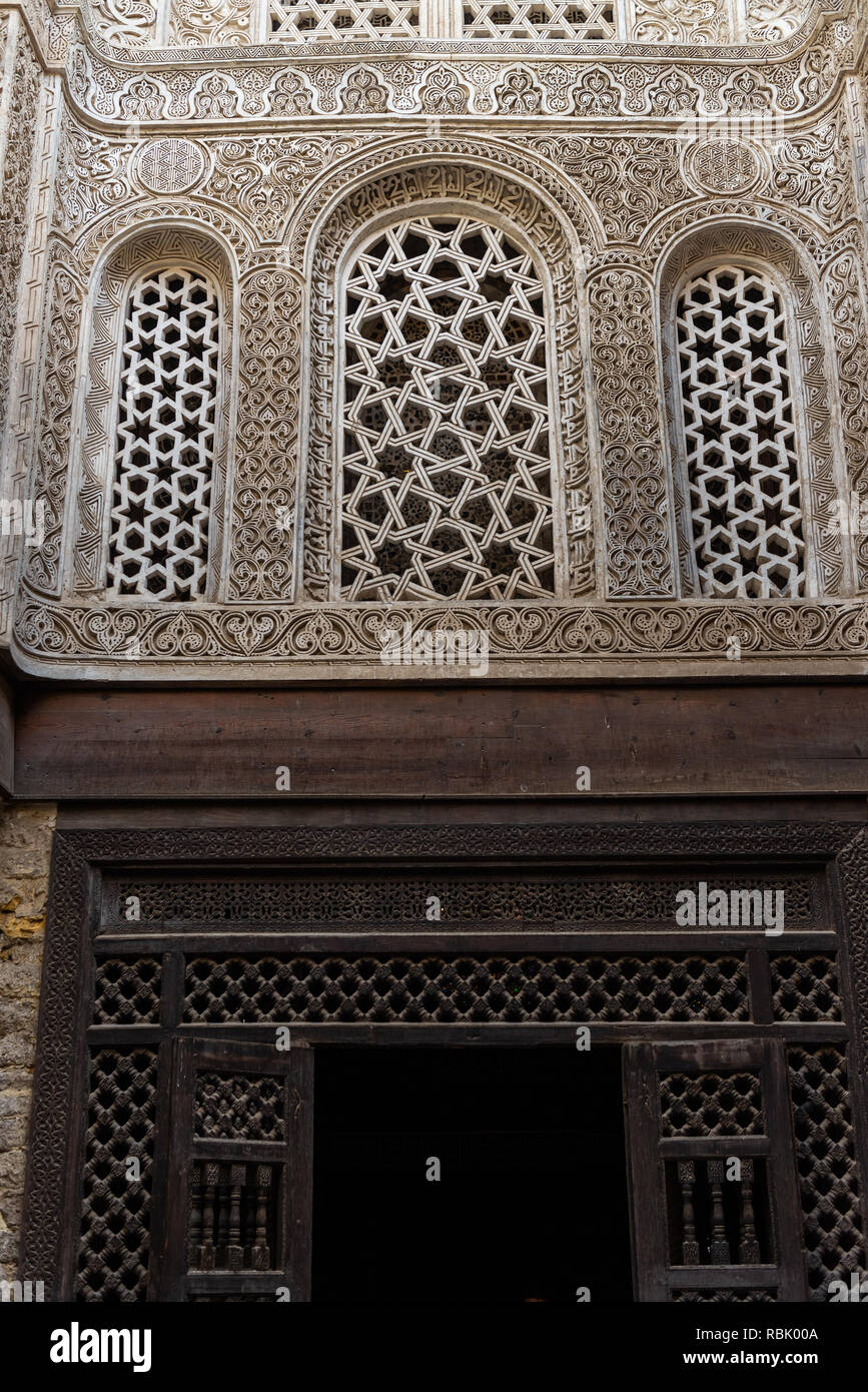 Die qalawun Komplex (Arabisch: مجمع قلاون‎) ist ein riesiger Komplex in das islamische Kairo, Ägypten, das eine Madrasa, ein Krankenhaus und ein Mausoleum. Es war Bui Stockfoto