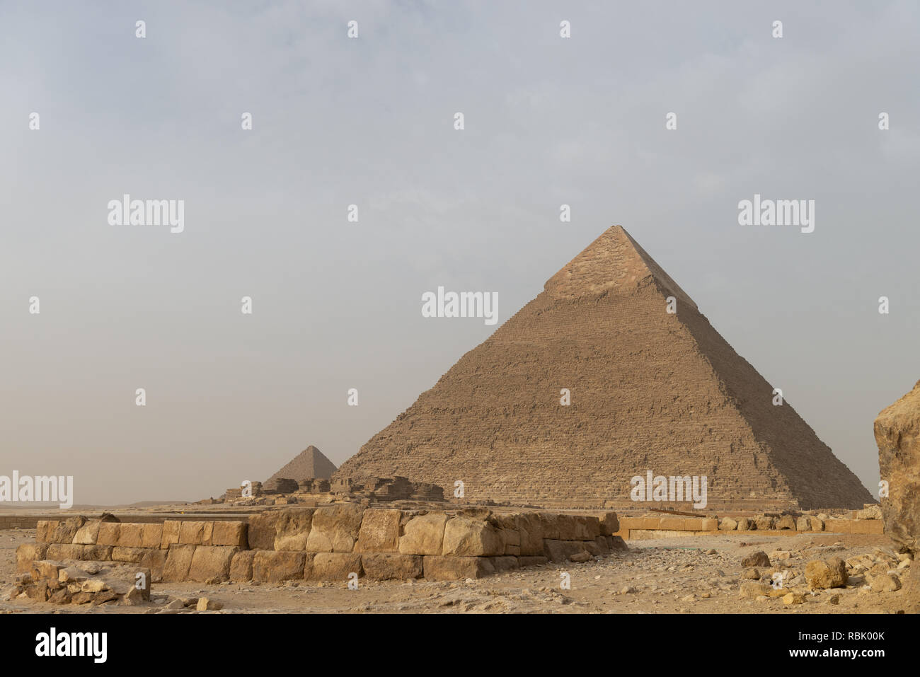 Die Pyramide des Chephren Khafre oder [1] (arabisch: هرم خفرع‎, translit. haram ḵafraʿ, IPA: [haram xafraʕ]) ist das zweithöchste und zweitgrößter von t Stockfoto