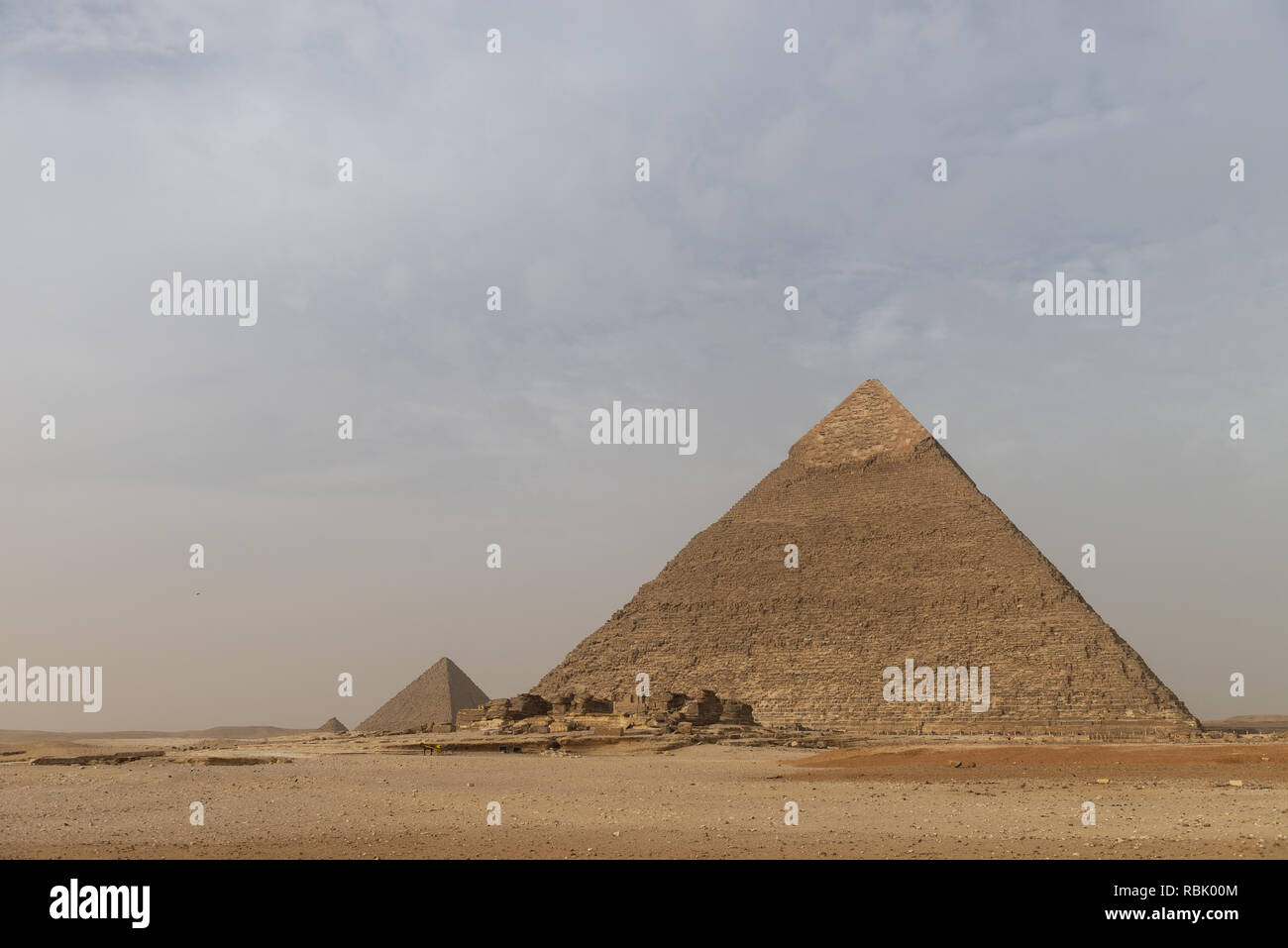 Die Pyramide des Chephren Khafre oder [1] (arabisch: هرم خفرع‎, translit. haram ḵafraʿ, IPA: [haram xafraʕ]) ist das zweithöchste und zweitgrößter von t Stockfoto