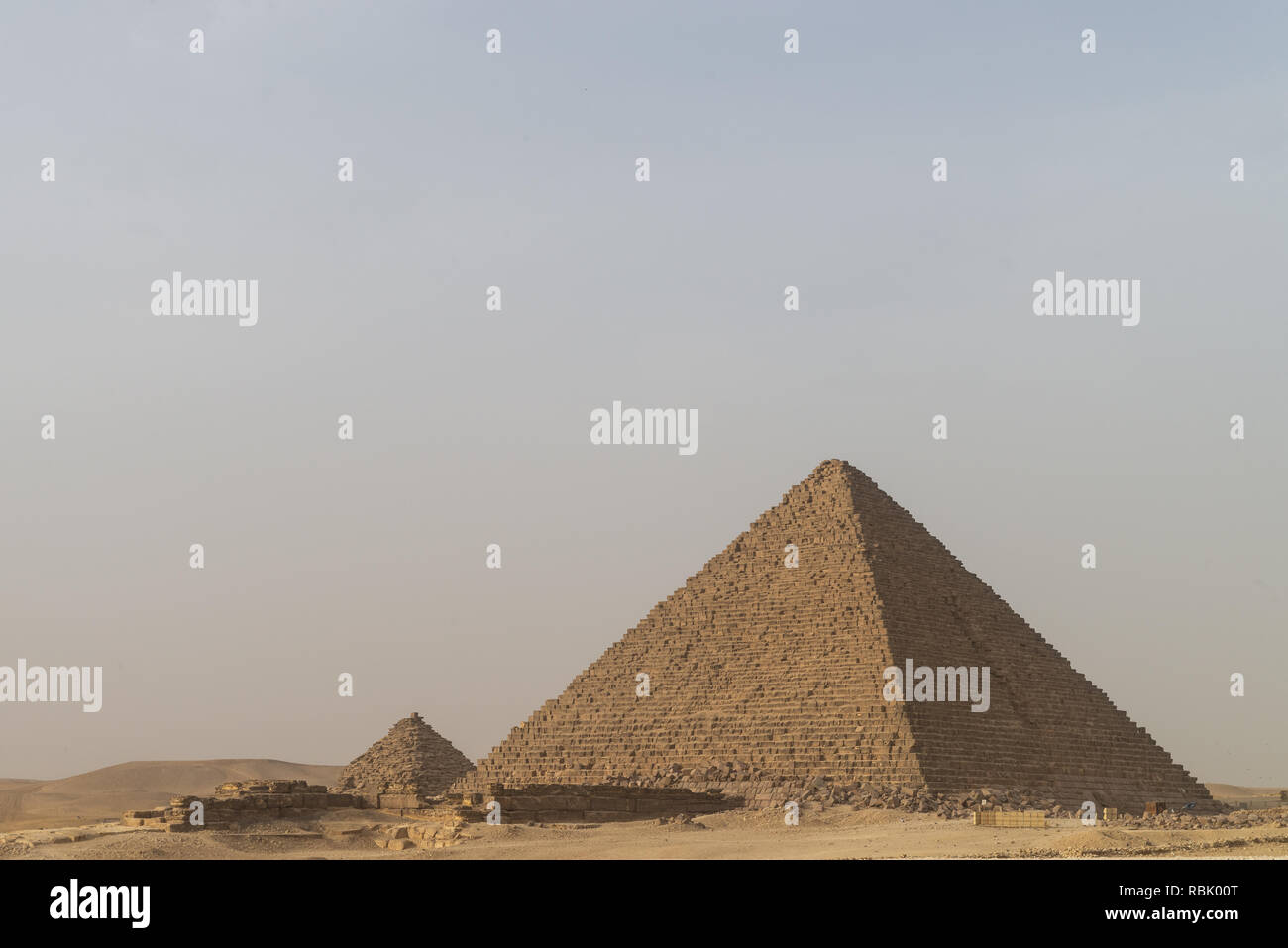 Die Pyramide des Menkaure mit Queens Pyramiden von menkaure im Hintergrund die Pyramide des Menkaure ist der kleinste der drei Pyramiden von Gizeh Stockfoto