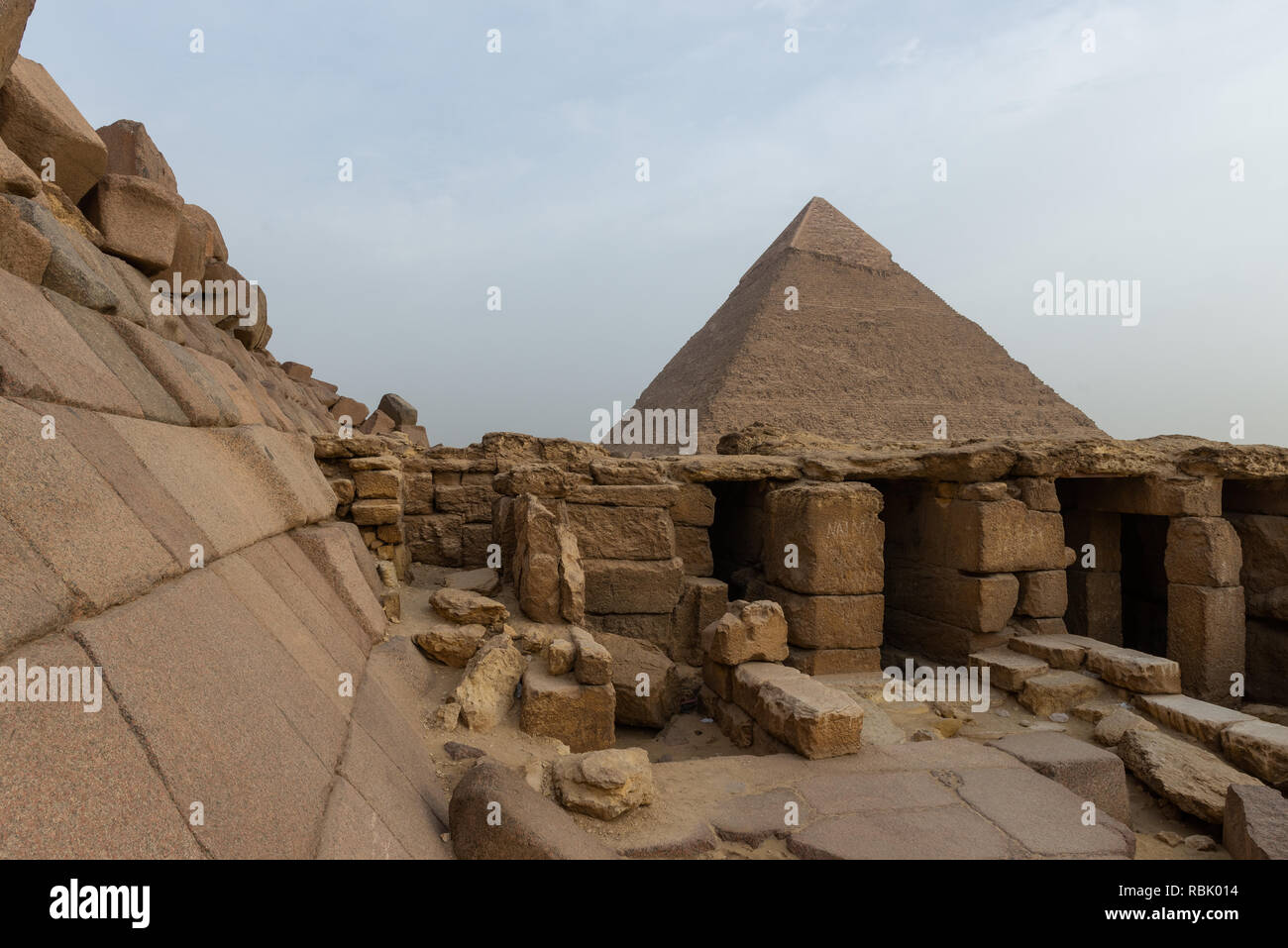 Blick auf die Pyramide des Khafre mit den Grabbeigaben Tempel von der Pyramide des Menkaure im Vordergrund. Die Pyramide des Menkaure ist der Kleinste der Th Stockfoto