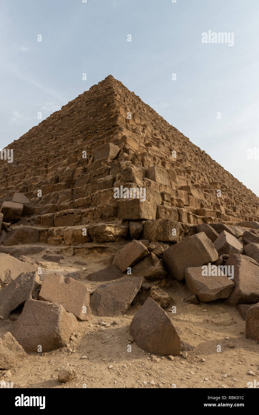 Die Pyramide des Menkaure ist der kleinste der drei Pyramiden von Gizeh, auf dem Plateau von Gizeh in der südwestlichen Stadtrand von Kairo, Ägypten. Stockfoto