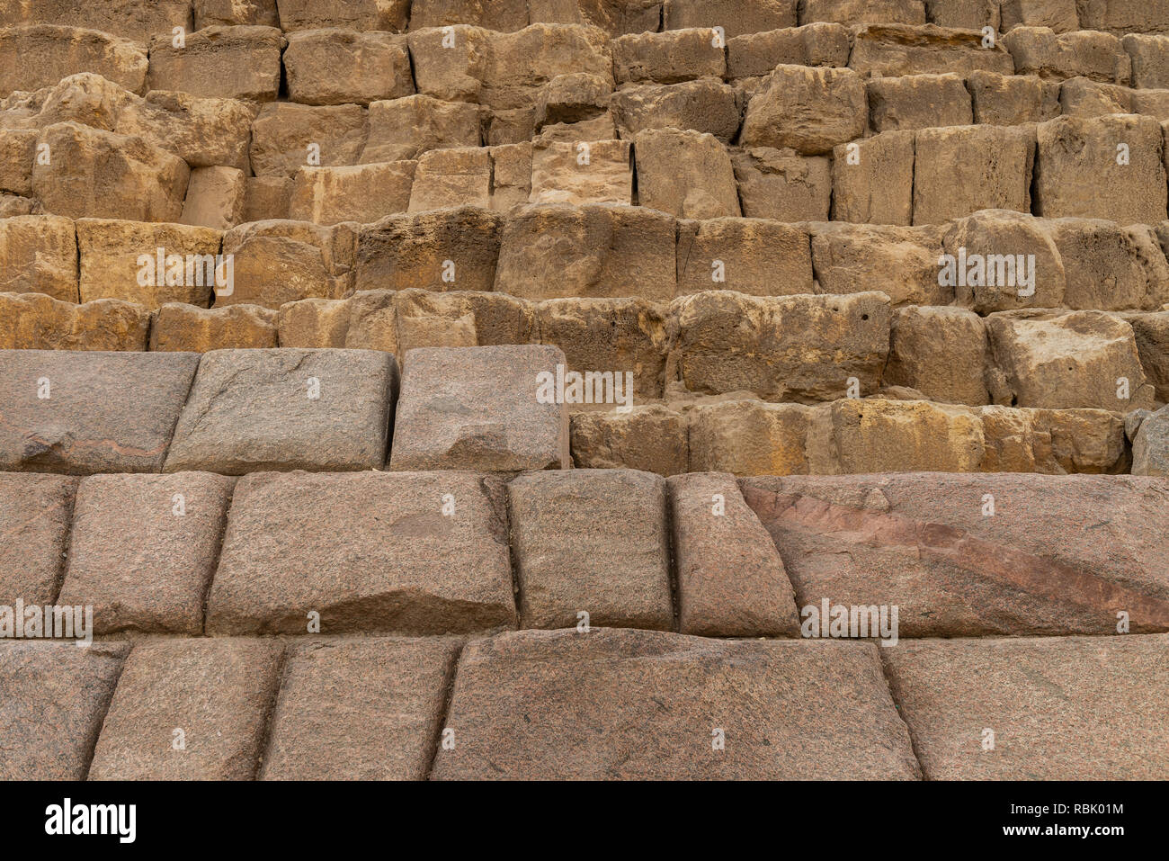 Die Pyramide des Menkaure ist der kleinste der drei Pyramiden von Gizeh, auf dem Plateau von Gizeh in der südwestlichen Stadtrand von Kairo, Ägypten. Stockfoto