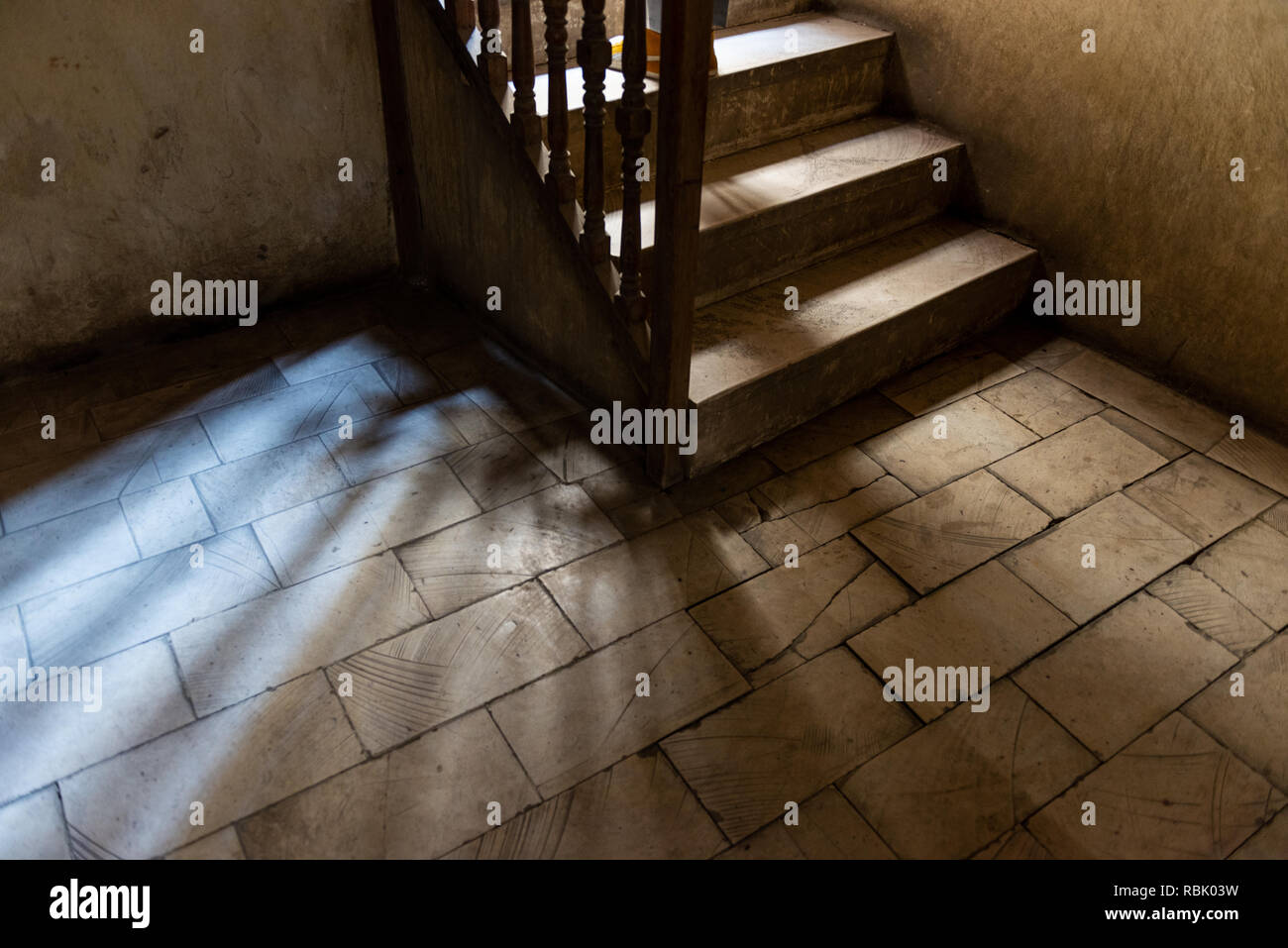 Thema Bild der Schritte auf der Treppe mit geheimnisvollen Licht. Bayt Al-Suhaymi (Haus der Suhaymi') ist eine alte osmanische Ära House Museum im Islamischen Kairo, Egy Stockfoto