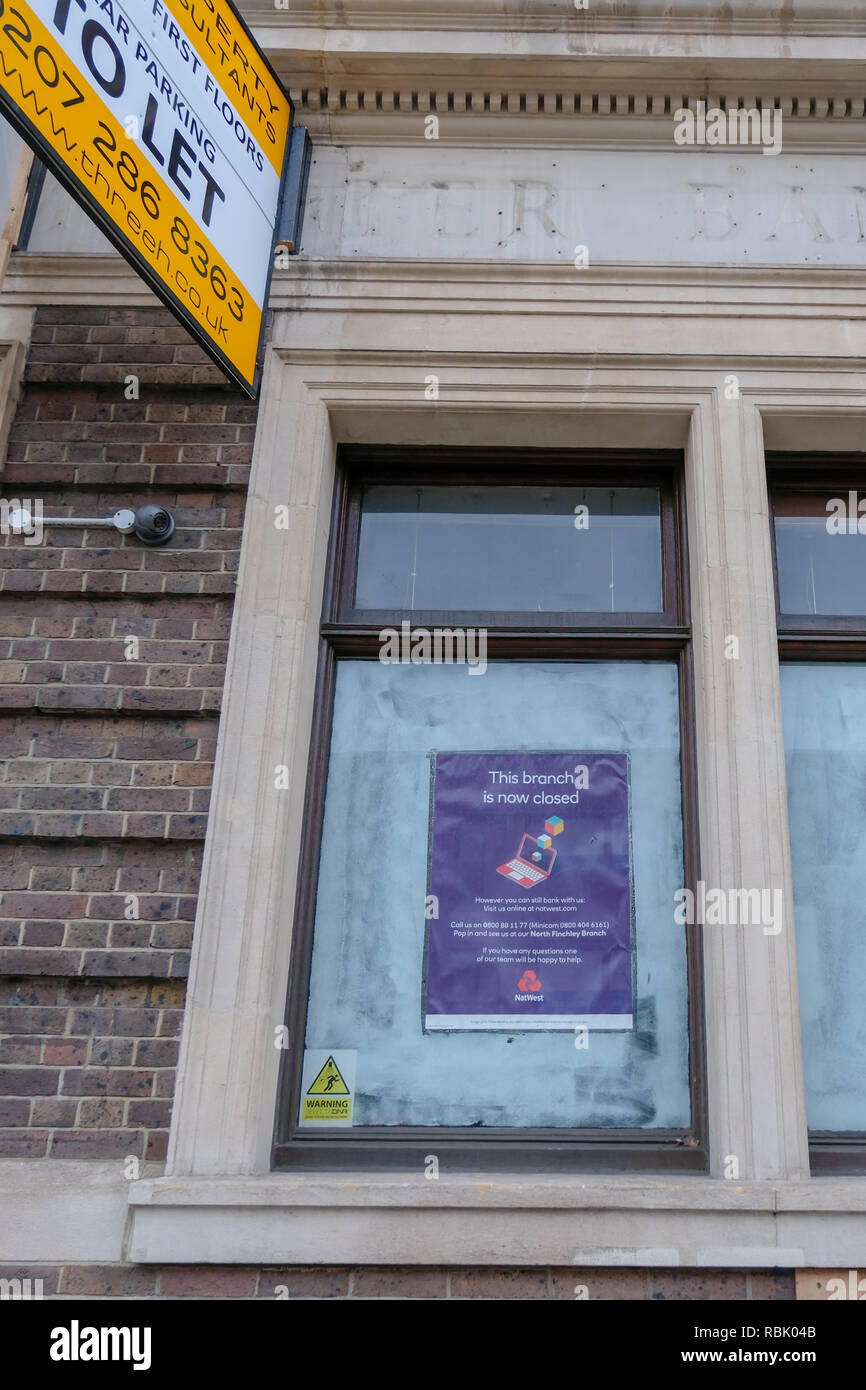 Ein Schild im Fenster eines Natwest Bank kündigt an, dass er geschlossen hat. A 2018 Report sagte, 60 Filialen jeden Monat sind im Vereinigten Königreich schließen Stockfoto