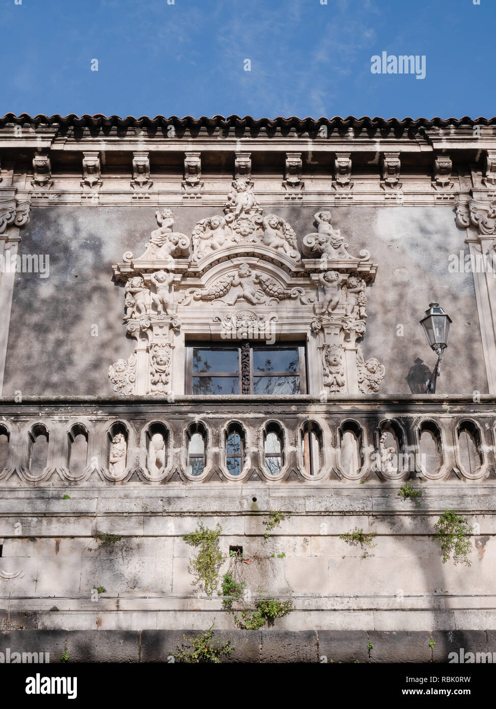 Nahaufnahme von Details der barocken Palästen mit dem blauen Himmel Hintergrund. Ansicht von unten Stockfoto