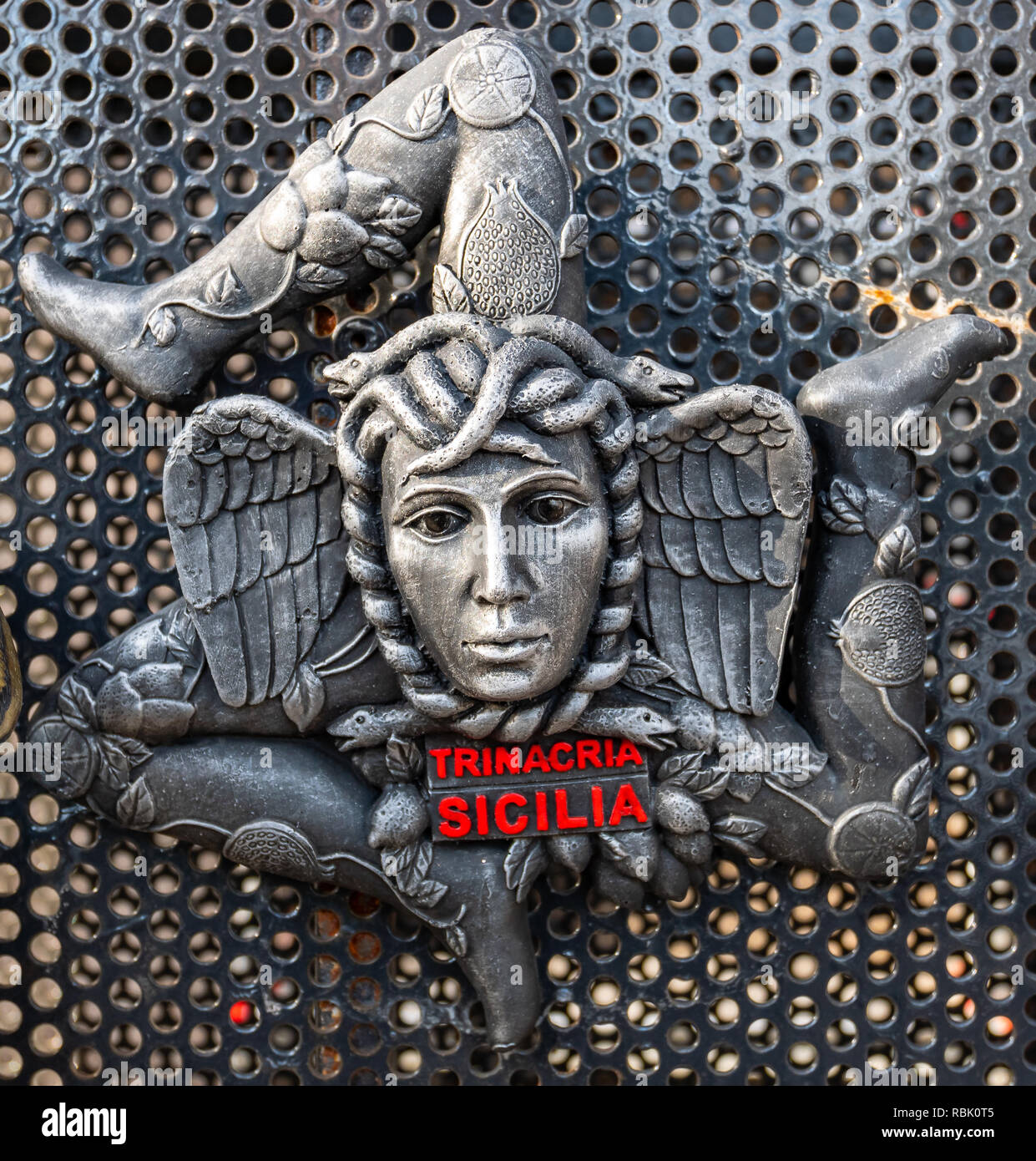 Nahaufnahme eines Wappen aus Keramik, der das Symbol von Sizilien trinacria. Blick auf den Platz Stockfoto