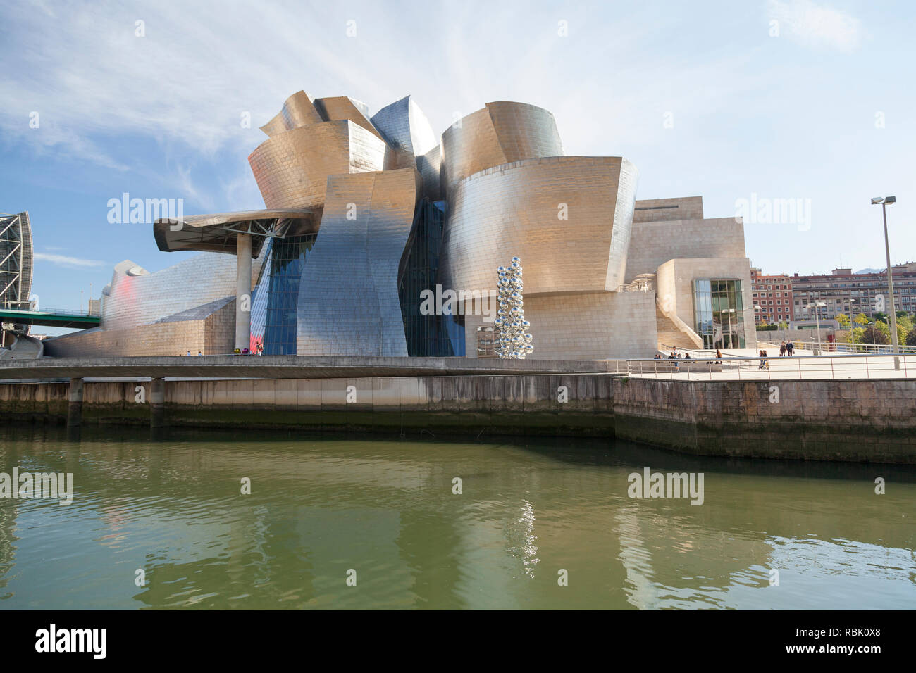 Blick von einem Touristenboot, das Guggenheim Museum, Bilbao, Vizcaya, Spanien, Baskenland. Stockfoto