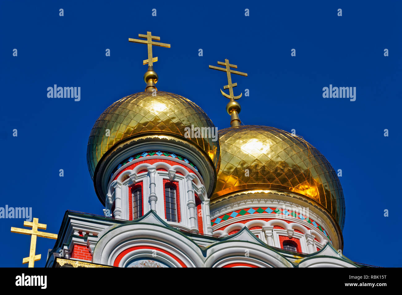 Kuppeln und Kreuze der Shipka-Gedächtniskirche, des Gedenktempels zur Geburt Christi in Shipka, Kazanlak, Stara Zagora, Bulgarien Stockfoto