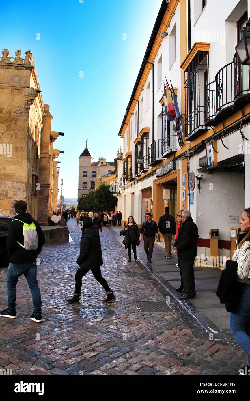 Cordoba, Spanien - 30. Dezember 2018: Touristen zu Fuß durch die engen Straßen. Majestätisch und alten Fassaden in Cordoba, Spanien. Stockfoto