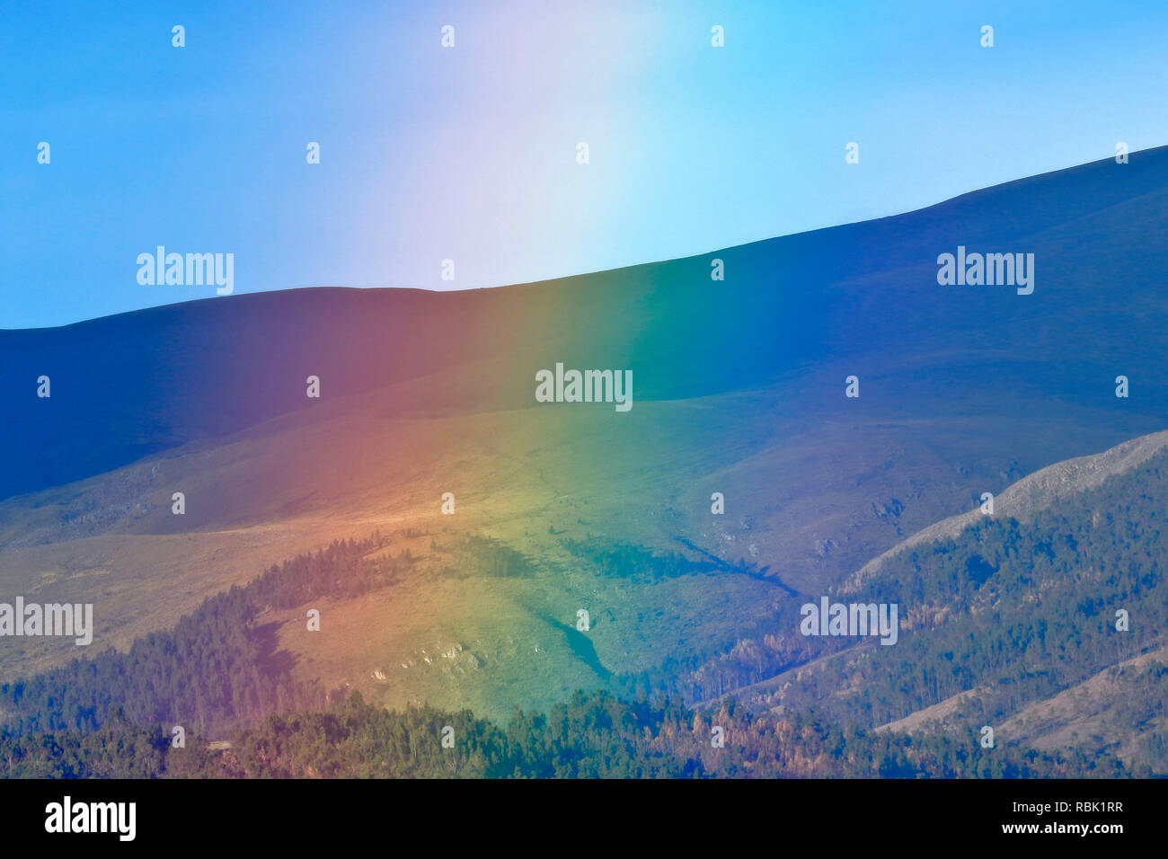 Regenbogen über die Berge nach einem Nieselregen, schätzen die Schönheit der Farben. Stockfoto