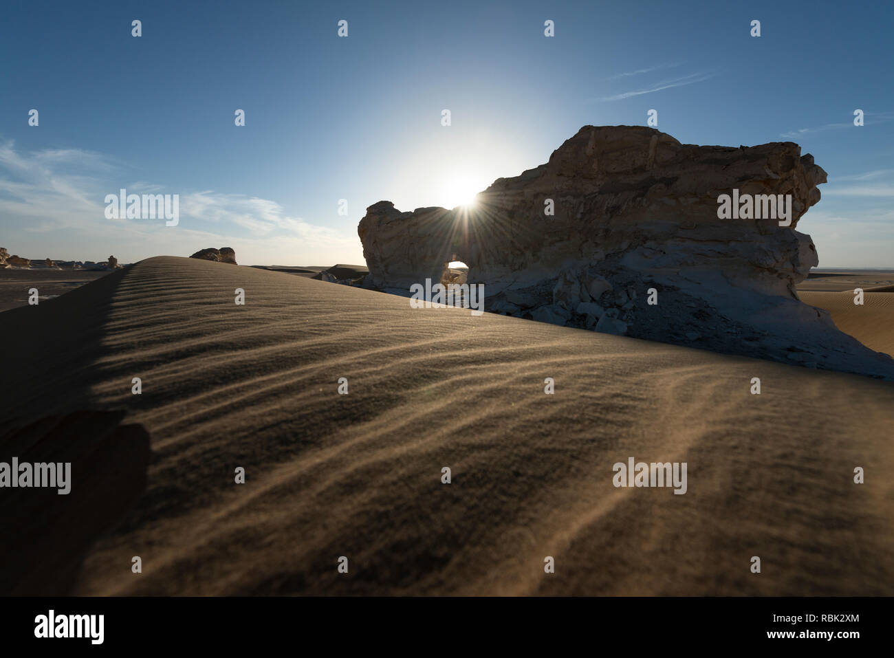 Sonnenuntergang Landschaft, Paradies Tor, ein Natural Arch in weißer Kreide Kalkstein in der Ägyptischen White Desert National Park Stockfoto