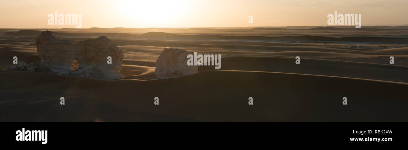 Sonnenuntergang Landschaft, Paradies Tor, ein Natural Arch in weißer Kreide Kalkstein in der Ägyptischen White Desert National Park Stockfoto