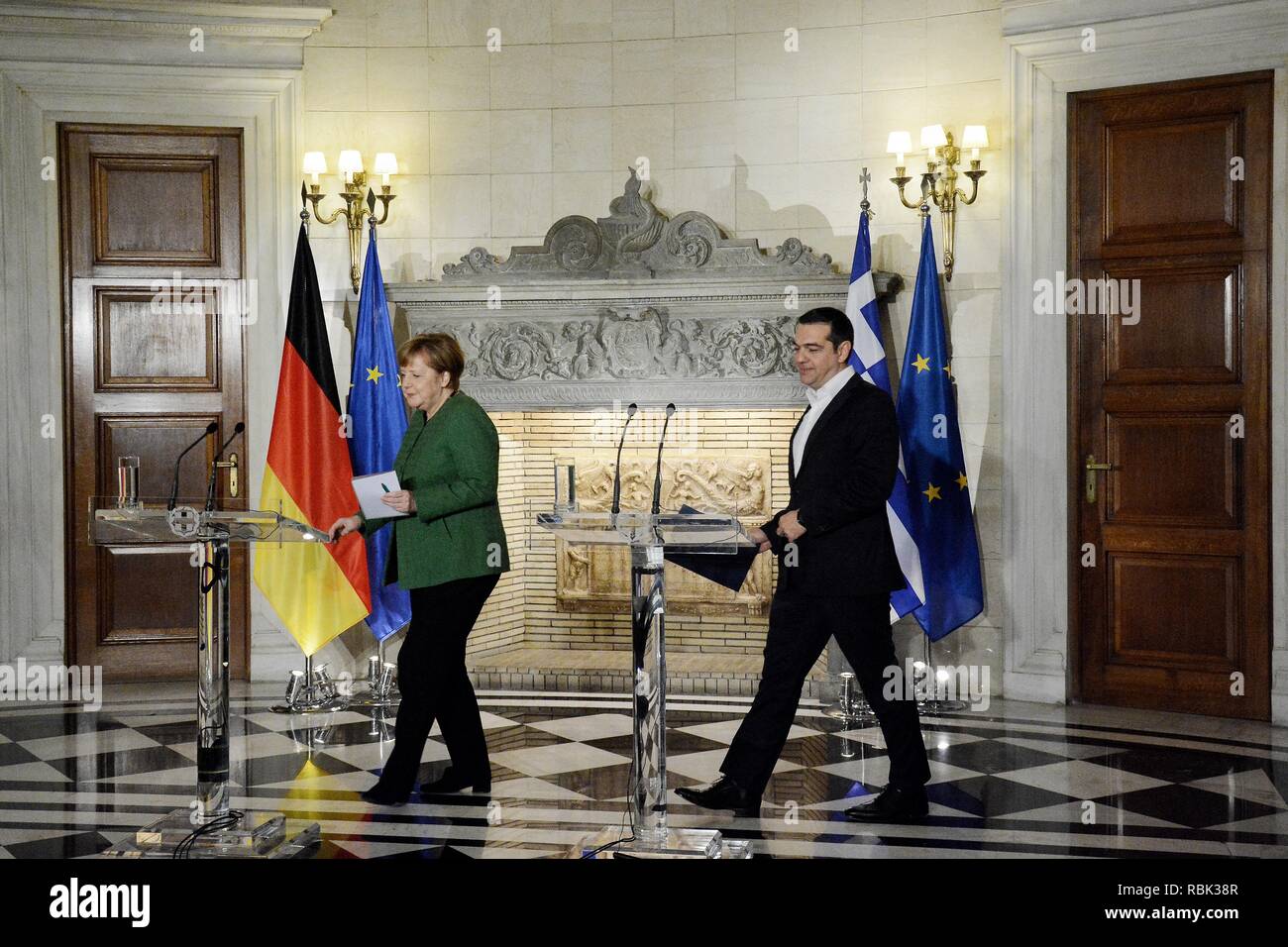 Bundeskanzlerin Angela Merkel und der griechische Premierminister, Alexis Tsipras sind kommen für die Erklärungen, die nach der Tagung in Maximos Mansion. Stockfoto