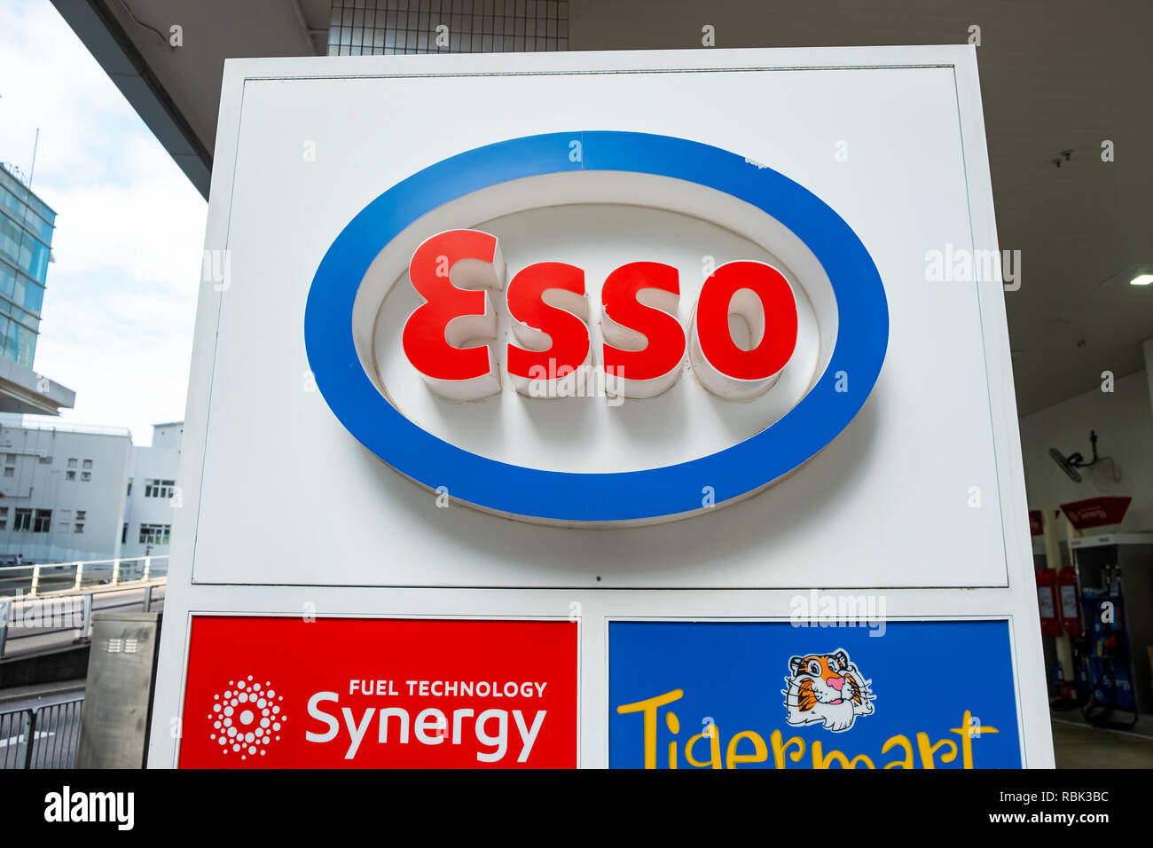 ESSO Tankstelle in Hongkong gesehen. ESSO ist ein Handelsname für ExxonMobil und seinen verbundenen Unternehmen. Stockfoto