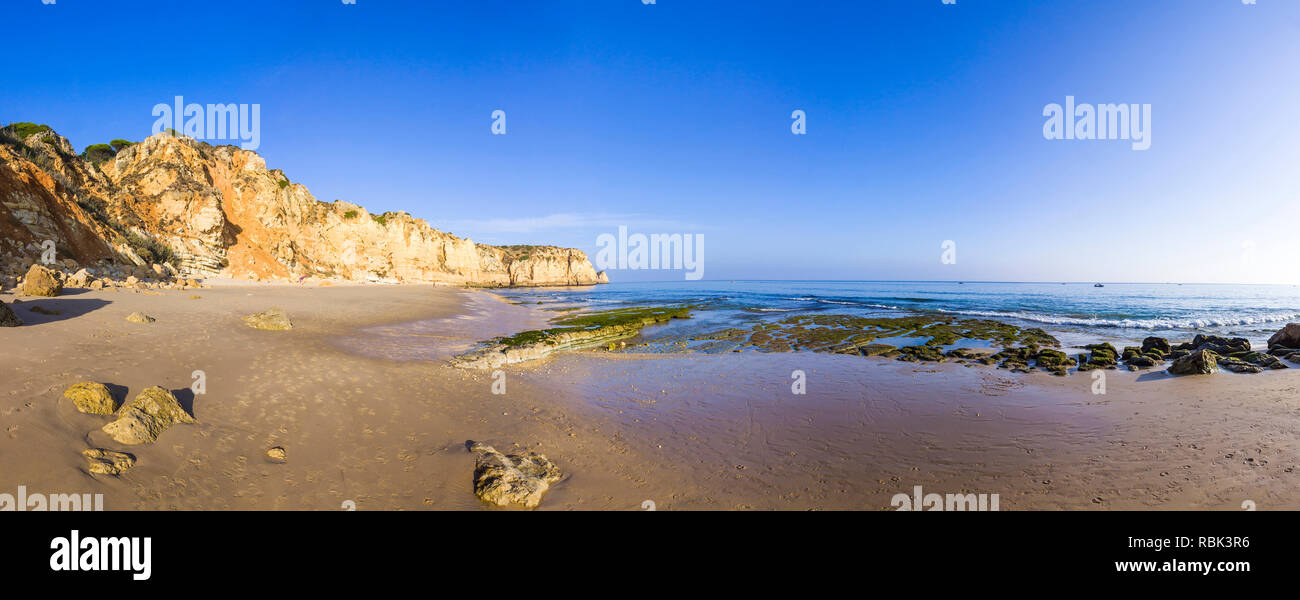 Panoramablick von Praia do Porto de Mos, Long Beach in Lagos, Algarve, Portugal Stockfoto