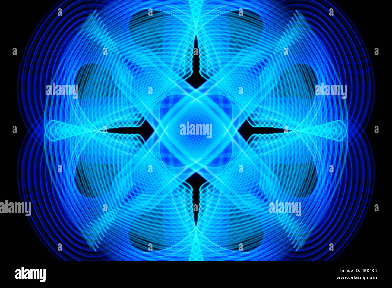 Abstrakte Kreis der dünnen blauen verlaufenden Linien, die mit einem Kreuz in der Mitte auf einem weißen Hintergrund Stockfoto