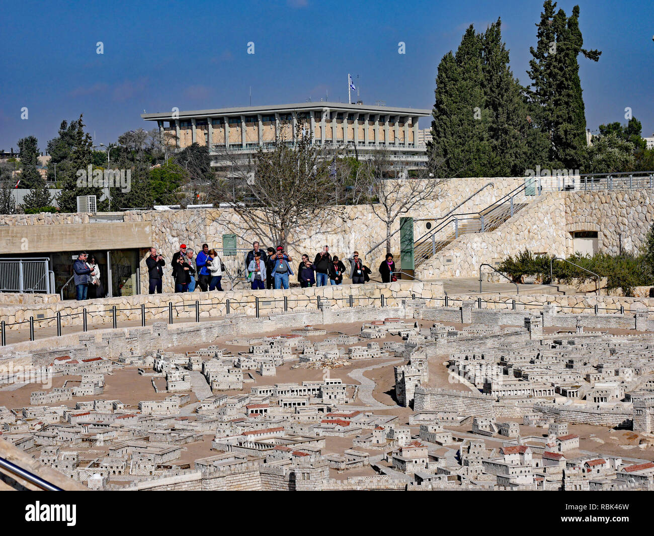 JERUSALEM - Januar 2017: Das Israel Museum zeigt im Freien ein großes Modell von Jerusalem, wie es vor 2000 Jahren war, mit der modernen Knesset Stockfoto