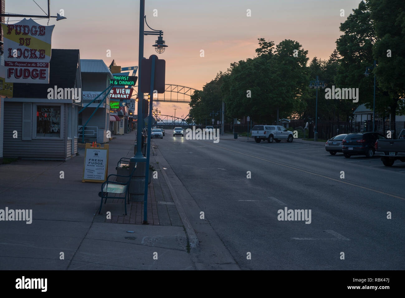 Sault Ste Marie, Michigan. Nachts auf West Portage St. Stockfoto