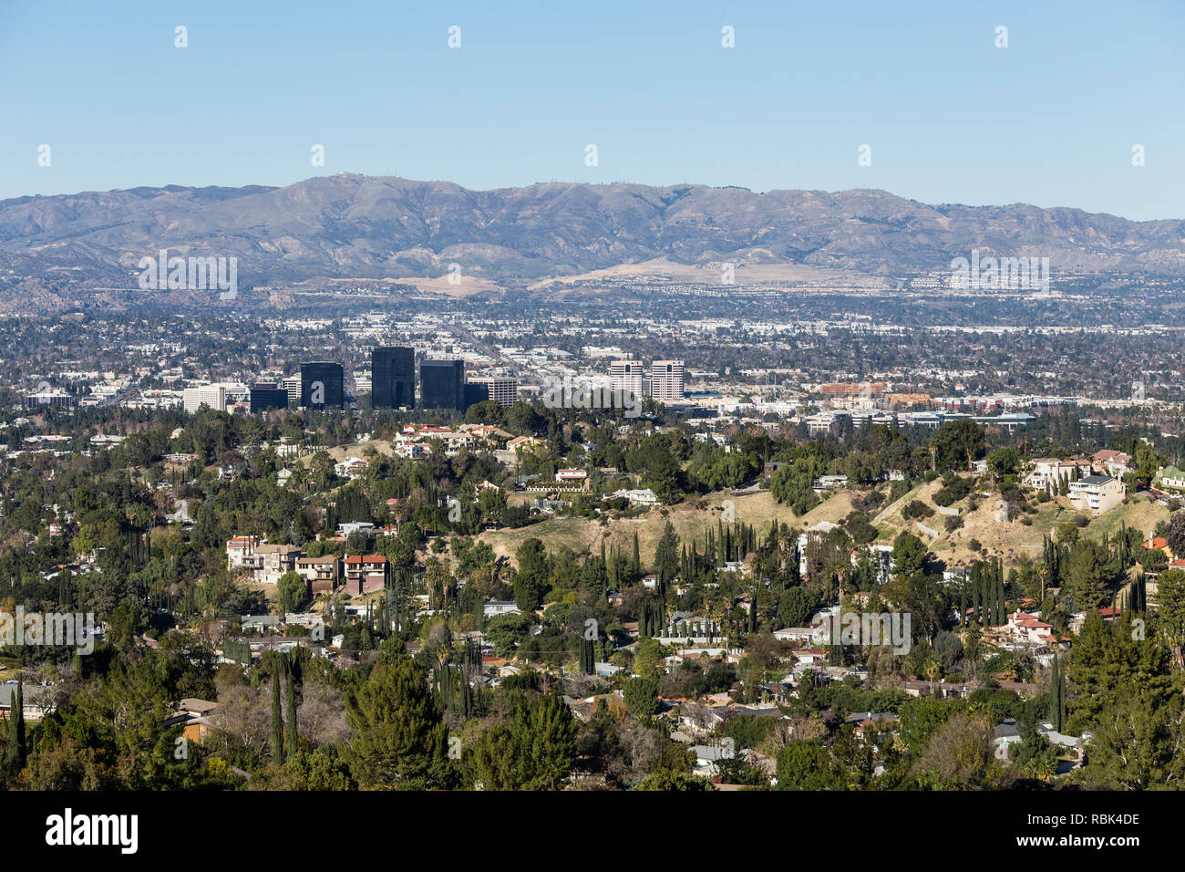 Klaren Tag Aussicht auf Woodland Hills und Warner Center im West San Fernando Valley Gegend von Los Angeles, Kalifornien. Stockfoto