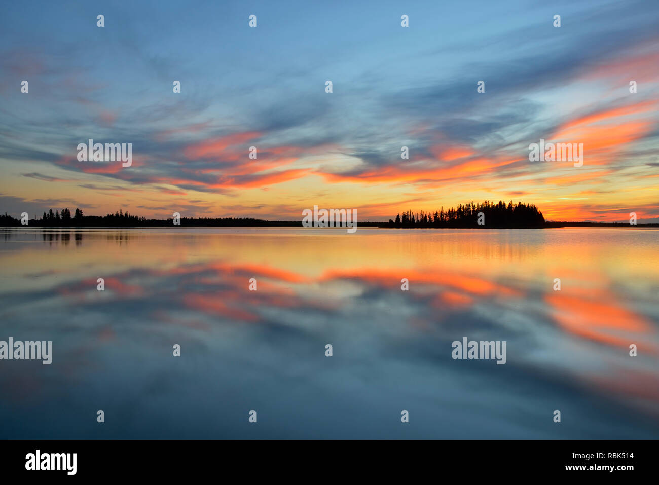 Astotin See bei Sonnenuntergang, Elk Island National Park, Alberta, Kanada Stockfoto