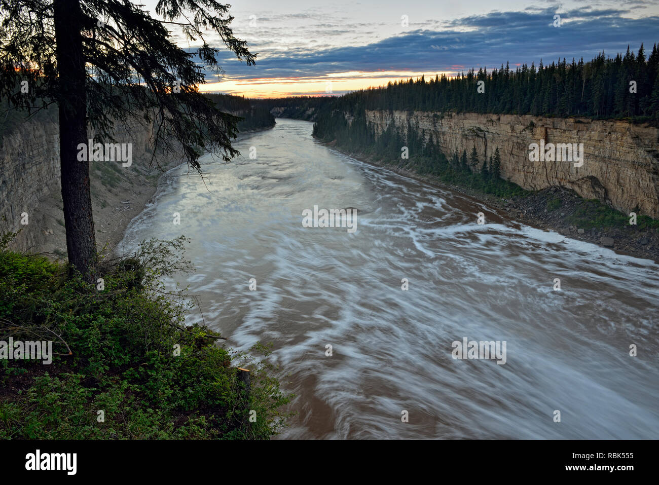 Hay River Gorge in der Morgendämmerung, Twin Falls Territorial Park, Northwest Territories, Kanada Stockfoto