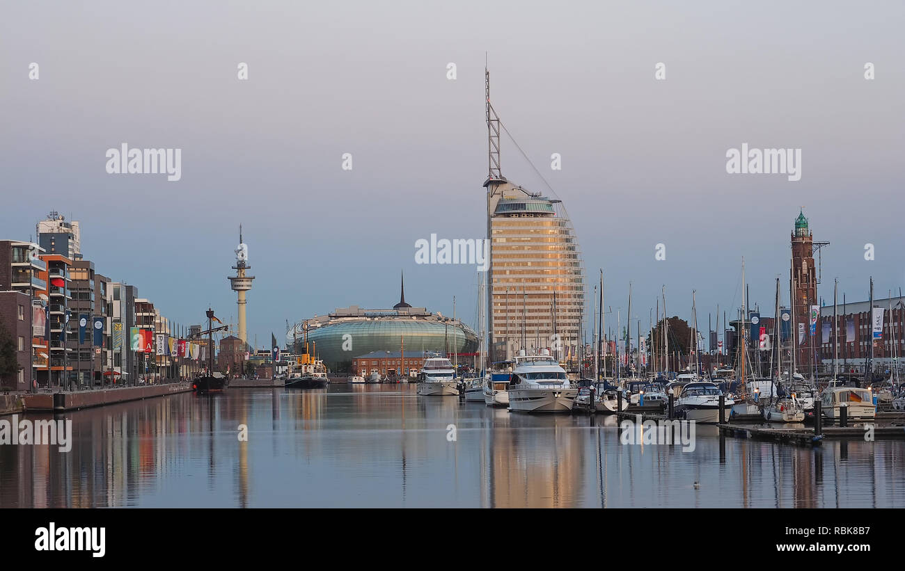 Stadtbild von Bremerhaven in der Dämmerung Stockfoto