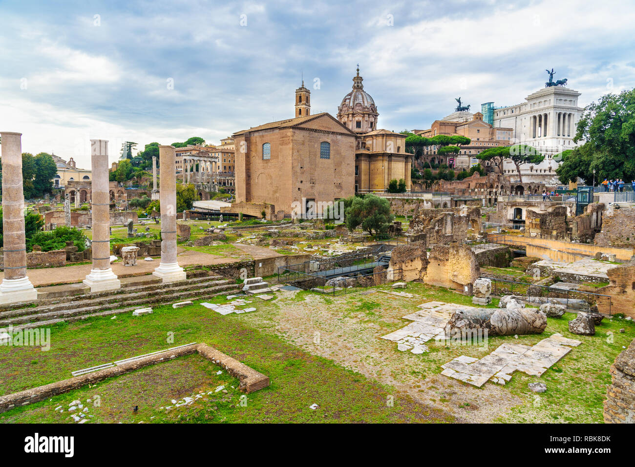 Ruinen des Forum Romanum. Curia Julia, römischen Säulen und Kirche Santi Luca e Martina in Rom. Italien Stockfoto