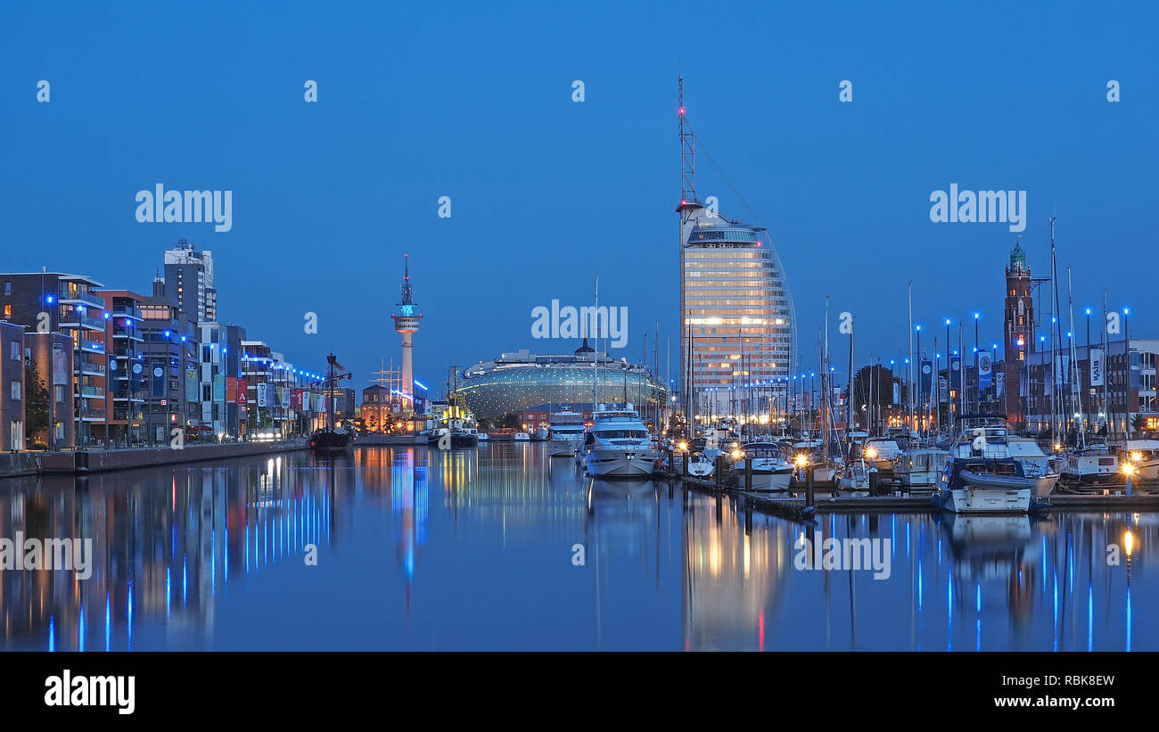 Stadtbild von Bremerhaven an der blauen Stunde Stockfoto