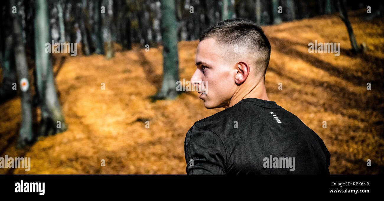 Athleten, die im Wald, Herbst, braune Blätter, arbeiten härter und härter. Stockfoto