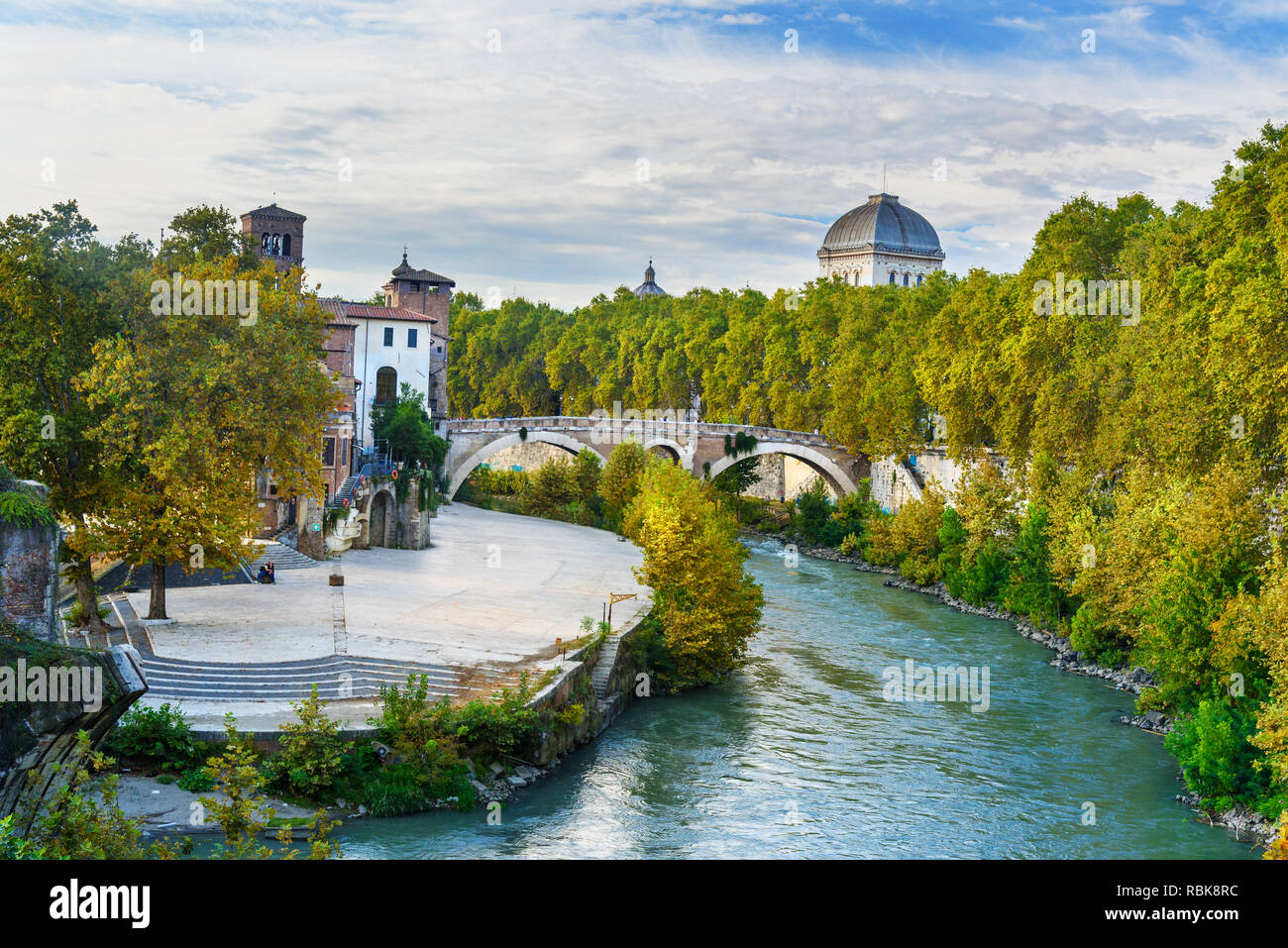 Blick auf Isola Tiberina oder Tiberinsel und Ponte Garibaldi Brücke in Rom. Italien Stockfoto