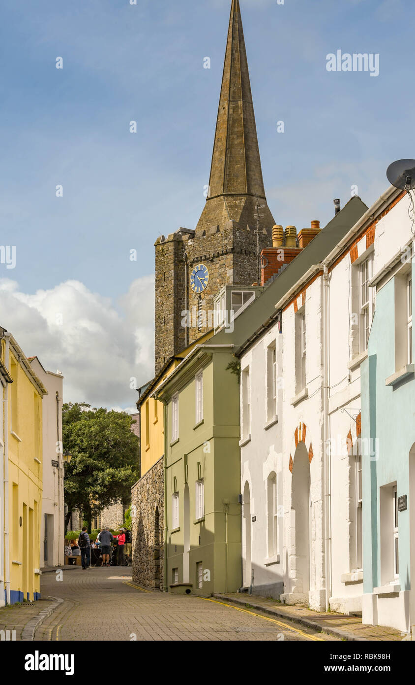 TENBY, Pembrokeshire, Wales - AUGUST 2018: Bemalte Häuser in einer der engen Gassen im Zentrum von Tenby, West Wales. Stockfoto