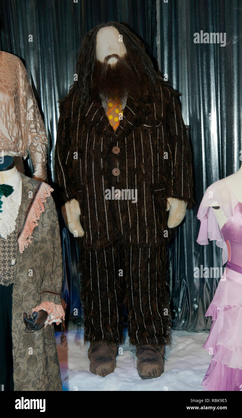 Kostüm getragen von dem Schauspieler Robbie Coltrane, als Rubeus Hagrid, an  der Weihnachtsball in Harry Potter und im Becher des Feuers Stockfotografie  - Alamy
