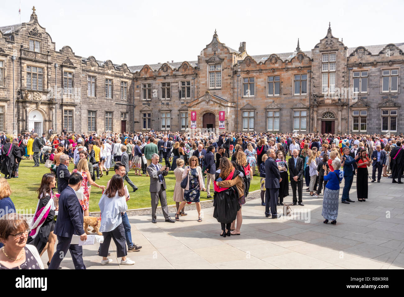 Studenten, Freunde und Familien feiern Tag der Promotion im Juni 2018 in St. Salvators Quad, Universität St Andrews, Fife, Schottland Großbritannien Stockfoto
