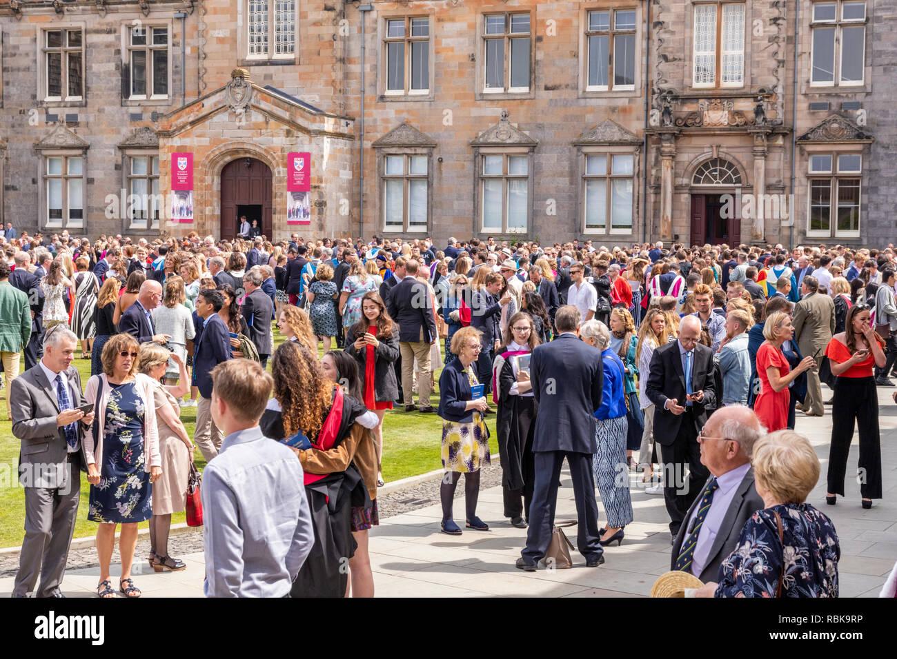 Studenten, Freunde und Familien feiern Tag der Promotion im Juni 2018 in St. Salvators Quad, Universität St Andrews, Fife, Schottland Großbritannien Stockfoto