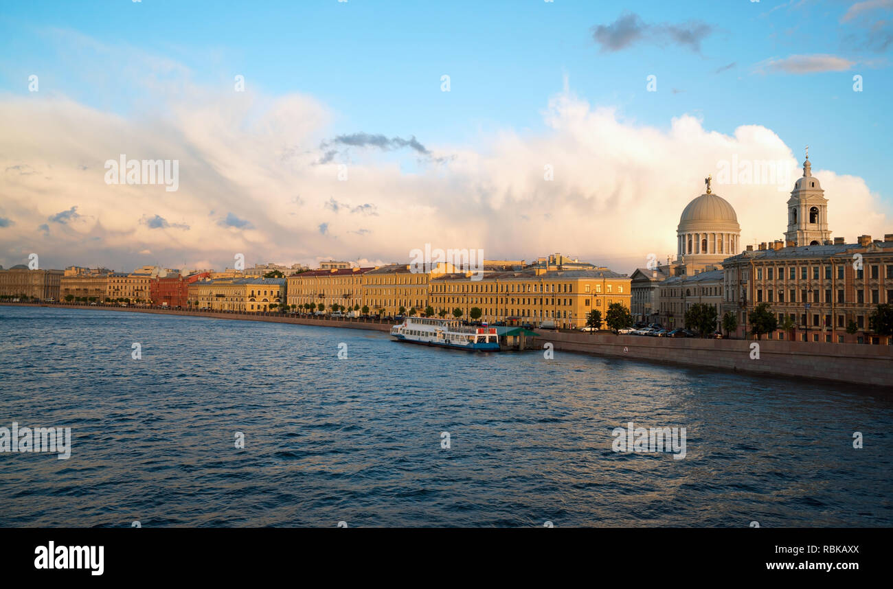 Malaya Neva mit Blick auf die Waterfront Makarova, am Abend bei Sonnenuntergang. Sankt Petersburg. Russland. Stockfoto