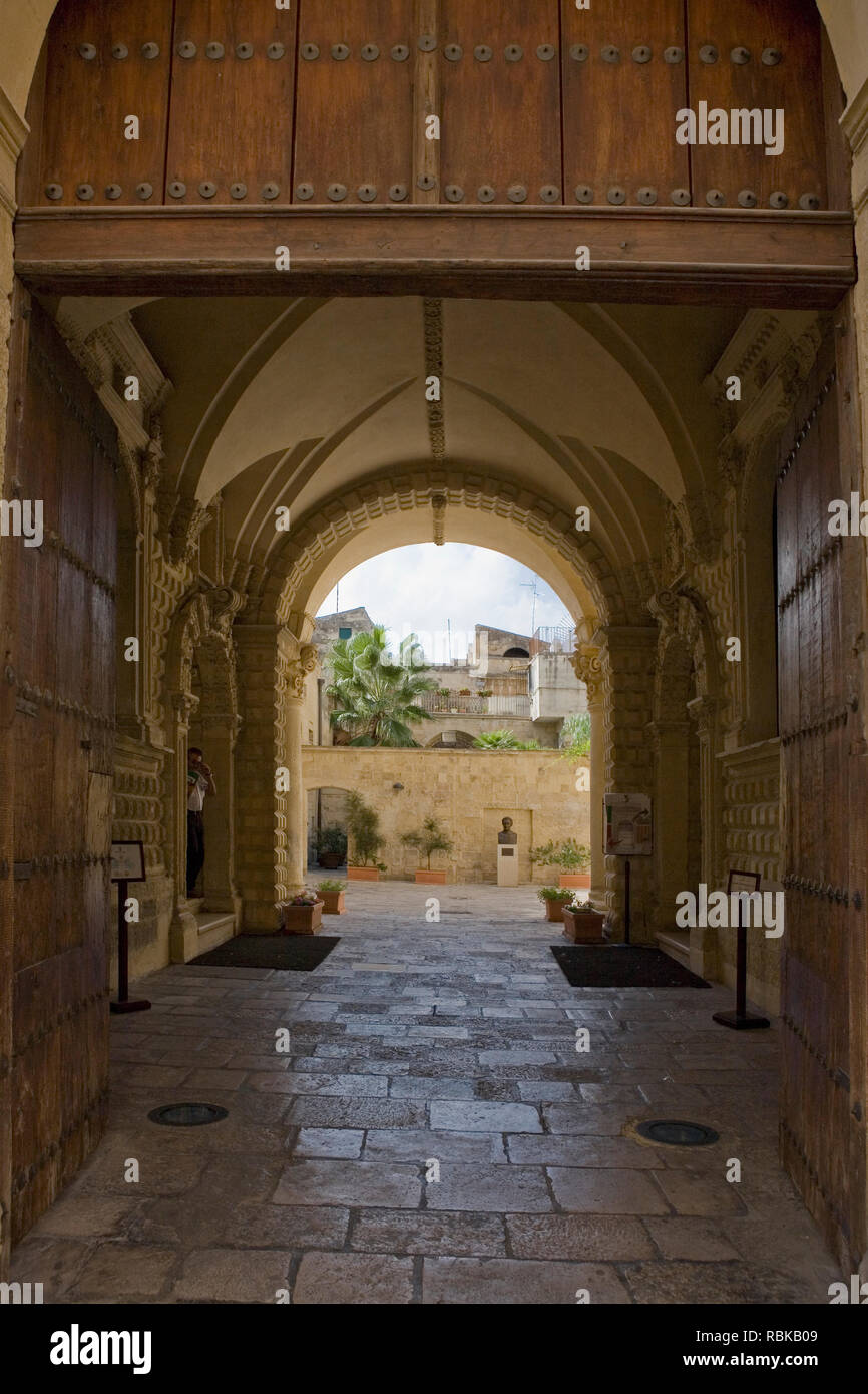 Eingang zum Palazzo Loffredo-Adorno, Via Umberto I, Lecce, Apulien, Italien Stockfoto