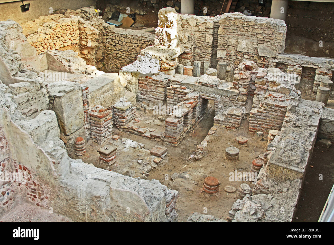 Archäologische Stätte der römischen Badehaus in Athen, Griechenland Stockfoto