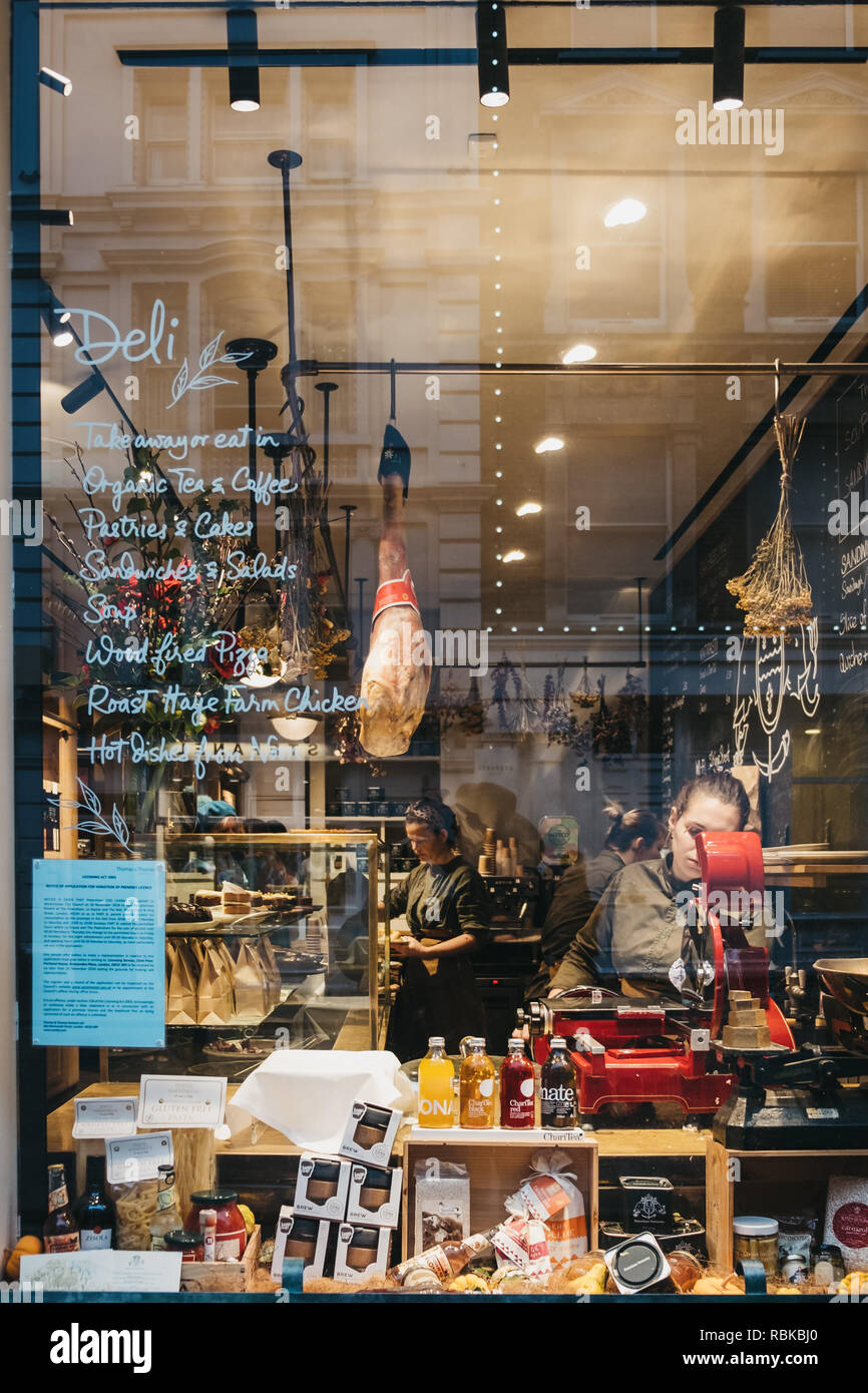 London, Großbritannien - 5. Januar 2019: Menschen in Petersham Baumschulen Deli in Covent Garden arbeiten, gedacht. Covent Garden ist eine berühmte touristische Stockfoto