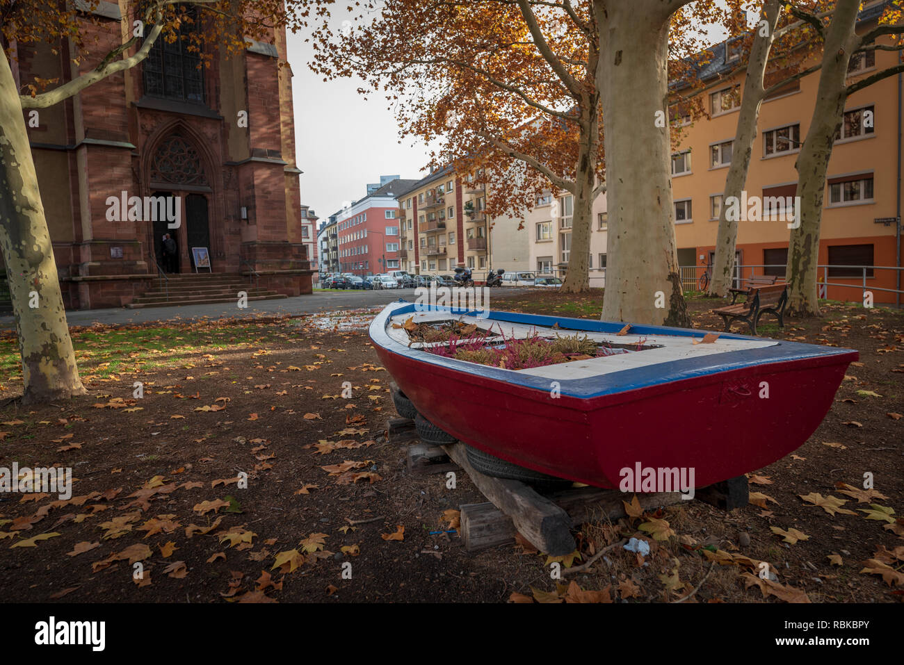 Schöne rote Boot vor der Evangelischen Kirche in Frankfurt. Stockfoto