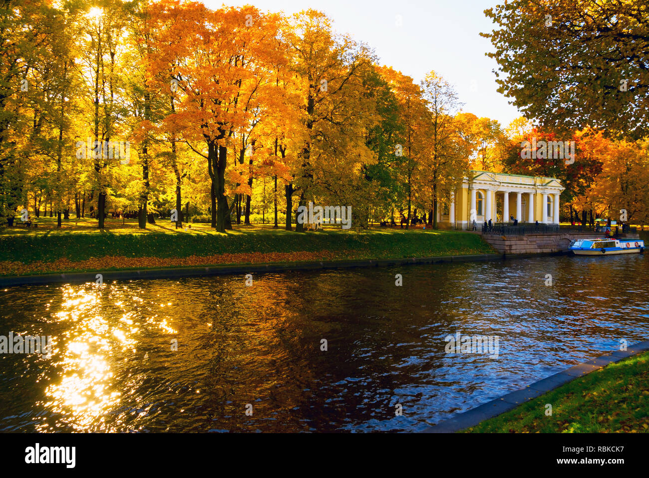 Moika river Embankment, michailowski Garten, Boot mit Menschen im Herbst. Stockfoto