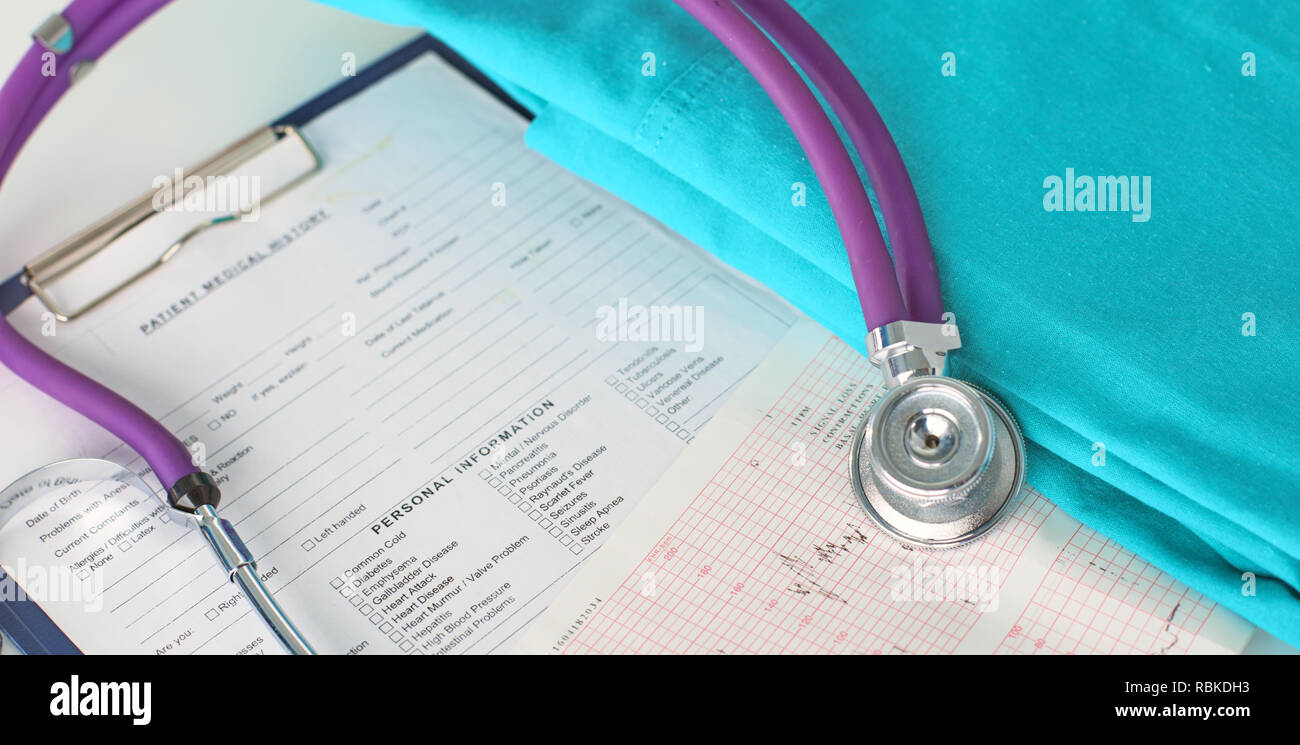 Ein Stethoskop Gestaltung ein Herz auf einer medizinischen Uniform, Nahaufnahme, selektiven Fokus. Stockfoto