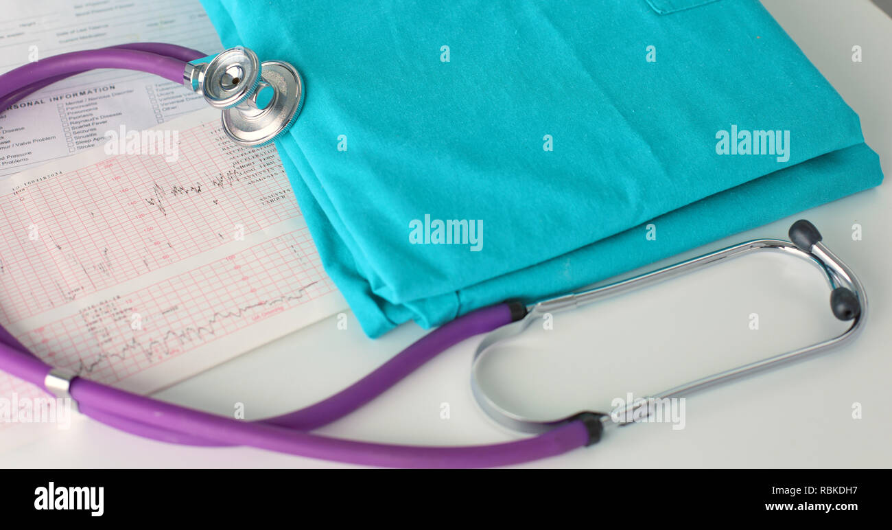 Ein Stethoskop Gestaltung ein Herz auf einer medizinischen Uniform, Nahaufnahme, selektiven Fokus. Stockfoto