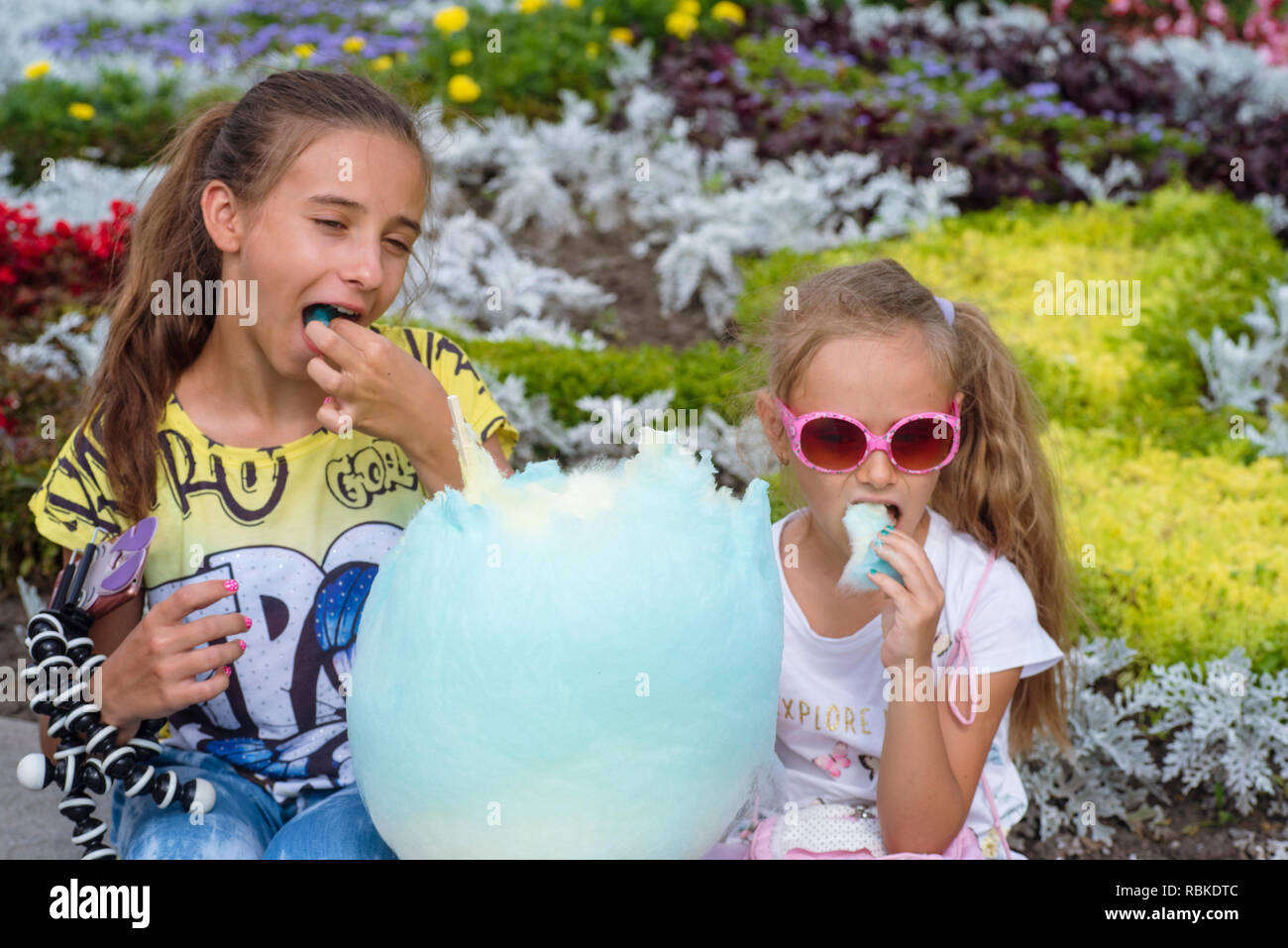 Ein wenig charmanten Mädchen mit riesigen Zuckerwatte. Sommer sonnigen Tag. Zeit zum Ausruhen. Süße Zuckerwatte. Stockfoto